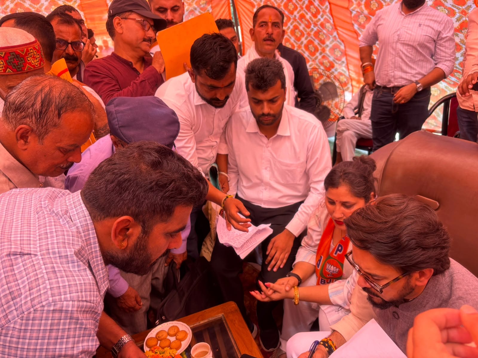 हरिपुर में आत्मीय संवाद कार्यक्रम में लोगों की समस्याएं सुनते सांसद अनुराग ठाकुर। -स्रोत : जागर