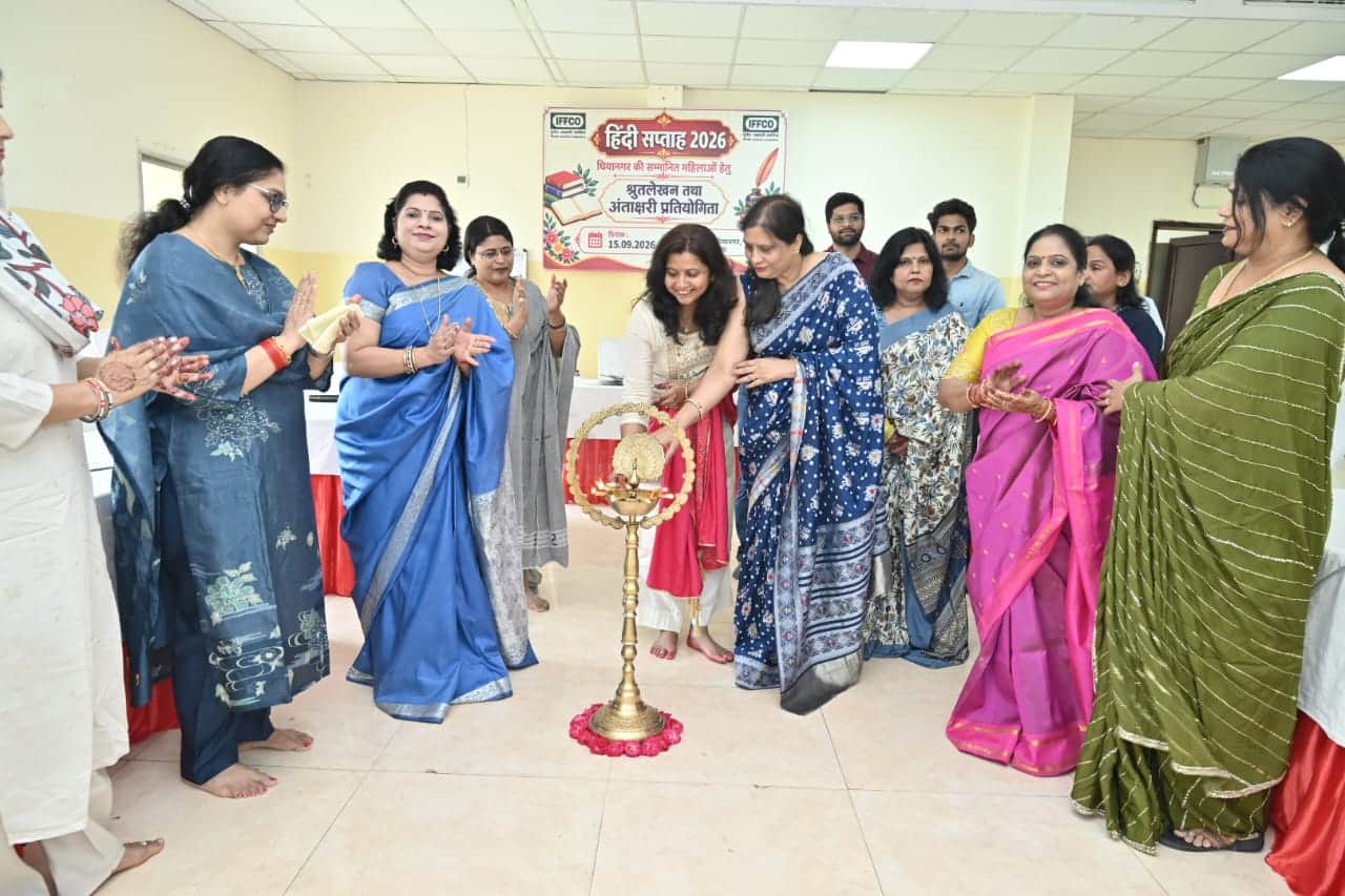 इफको फूलपुर में हिंदी सप्ताह के अंताक्षरी एवं हस्तलेखन प्रतियोगिता दीप प्रज्ज्वलित करतीं महिला 