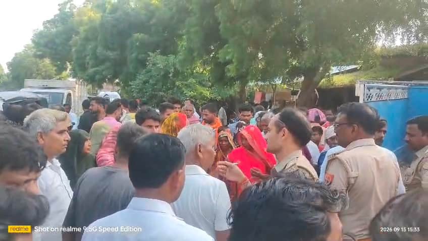 जगतपुर फोटो। कटहरा में सड़क जाम करते ग्रामीण