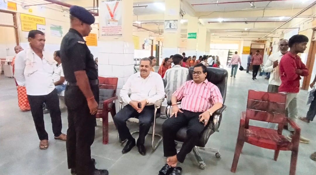 जिला अस्पताल की ओपीडी में गार्ड से पूछताछ करते सीएमओ-संवाद