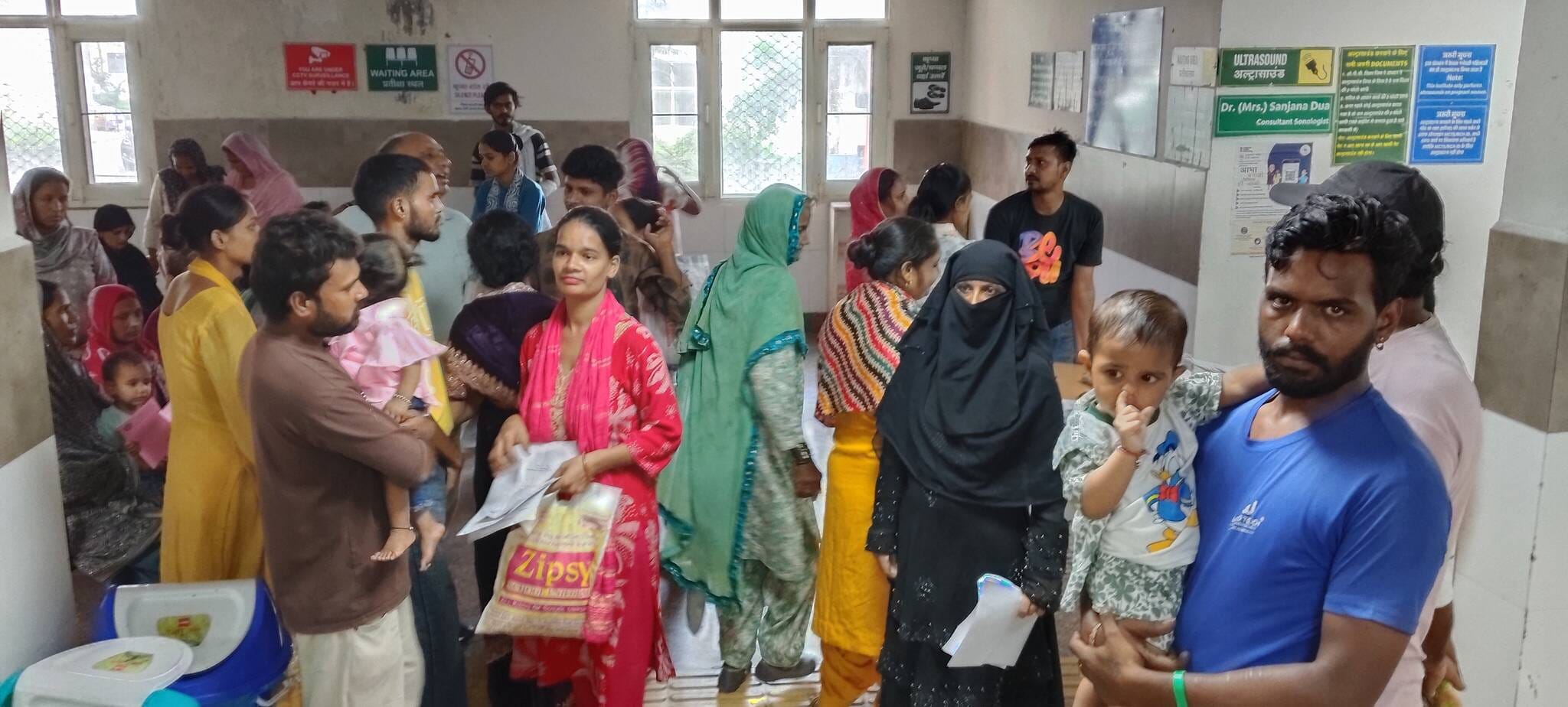 जिला नागरिक अस्पताल में अल्ट्रासाउंड नहीं होने पर रोष जताती गर्भवतियां और परिजन। संवाद