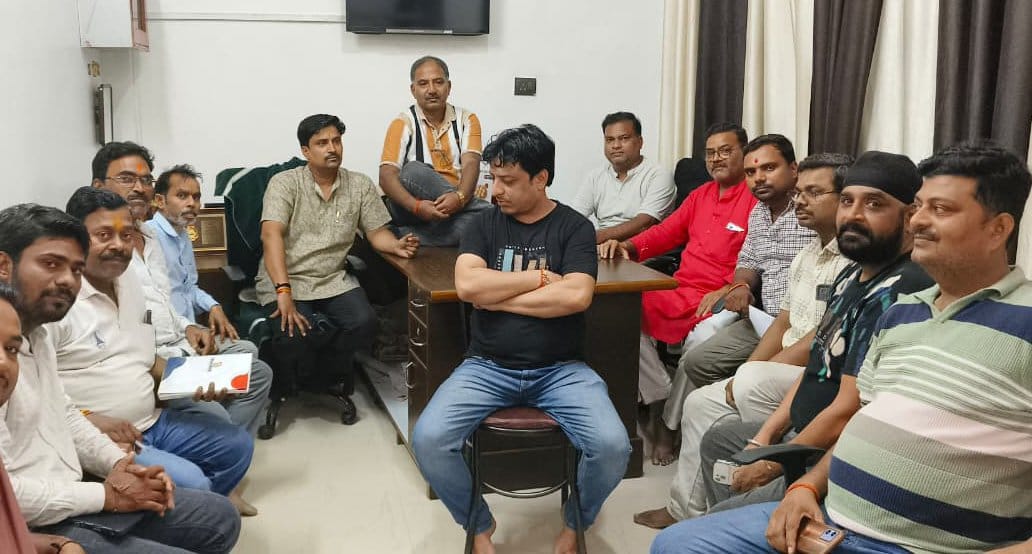 जेल रोड स्थित निजी प्रतिष्ठान में बैठक करते अखिल भारतीय उद्योग व्यापार मंडल के पदाधिकारी। व्