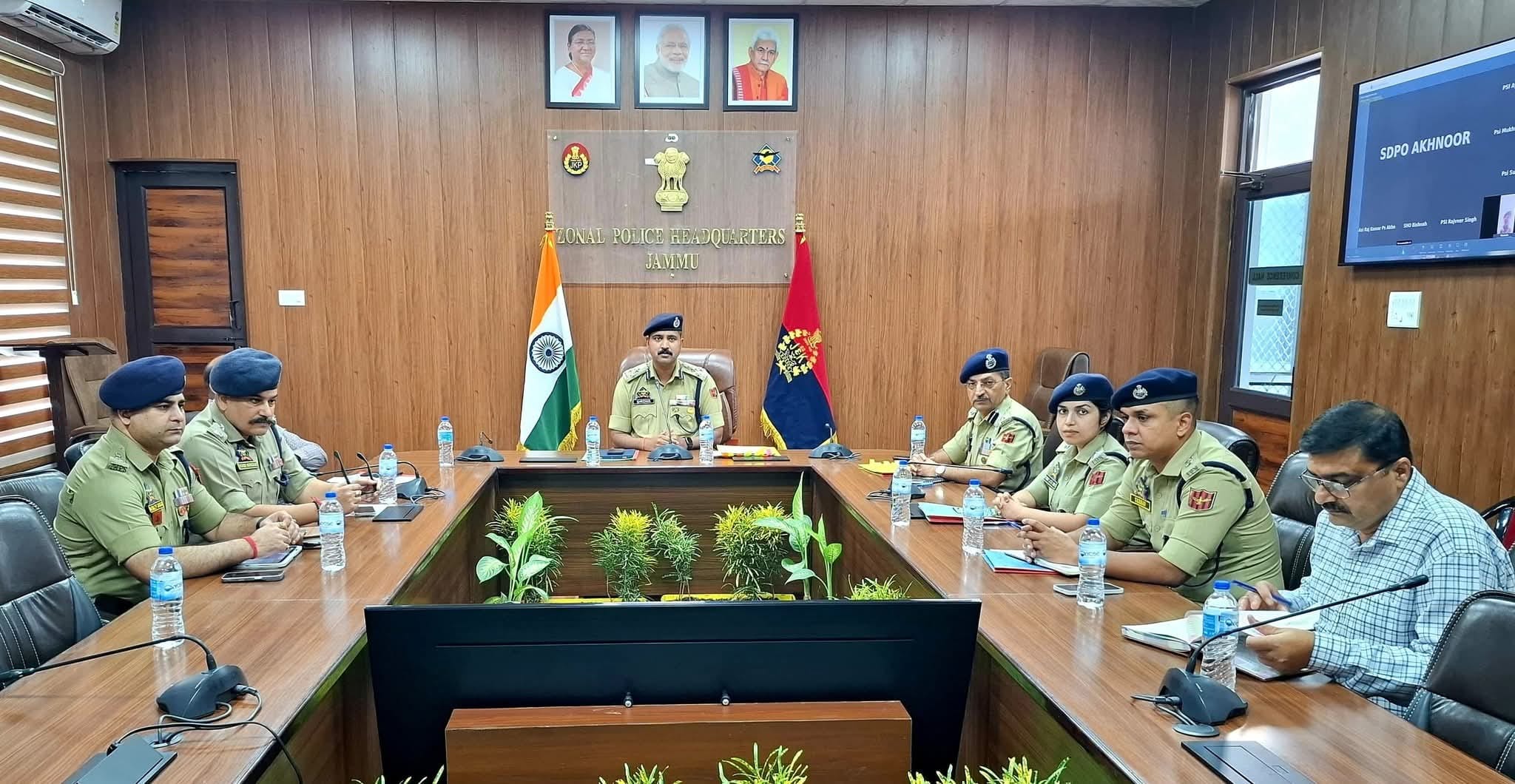 जम्मू जिले के पुलिस अधिकारियों के साथ बैठक करते डीआईजी स्रोत पुलिस 