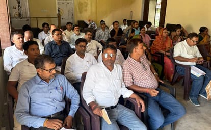 जमानिया के बीआरसी प्रांगण में प्रशिक्षण के दौरान मौजूद शिक्षकगण। संवाद