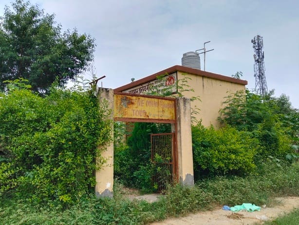 जेवर के लौदाना गांव में लोगों को बेहतर चिकित्सा सुविधा देने के उद्देश्य से बनाया गया आयुष्मान आ