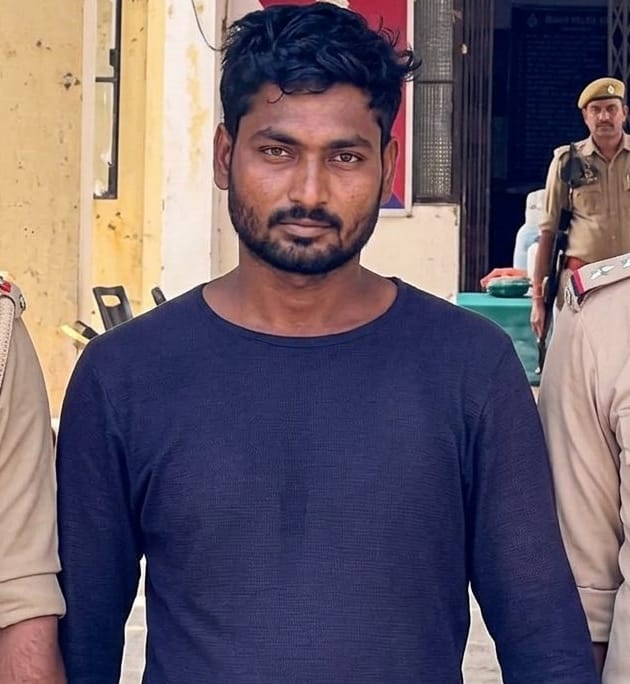 जीयनपुर कोतवाली पुलिस द्वारा गिरफ्तार 25 हजार का इनामी बदमाश। स्रोत-पुलिस