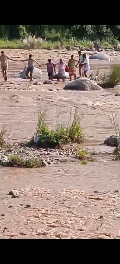 कांगड़ा में बनेर खड्ड में फंसे श्रद्धालुओं का रेस्क्यू करते हुए। स्रोत : जागरूक पाठक