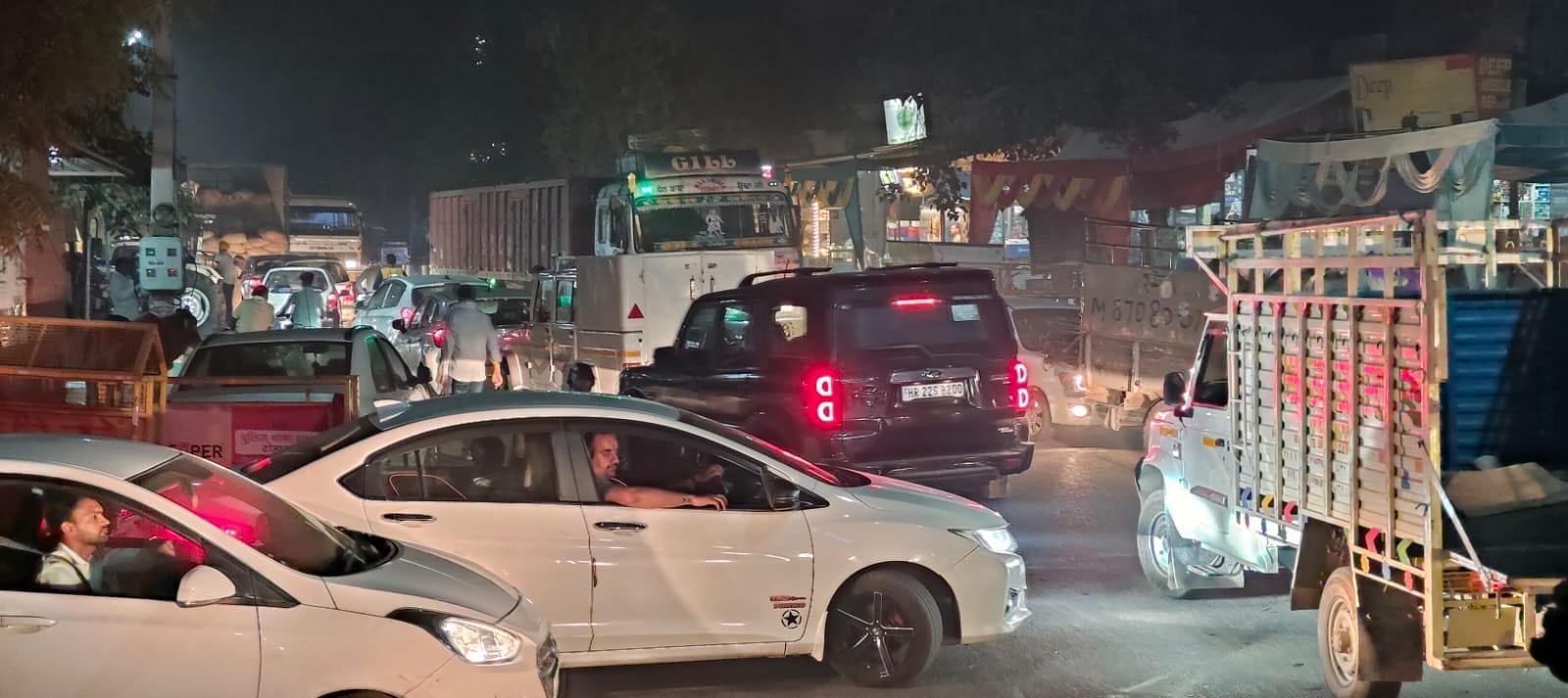 कुलां। कुलां चौक पर जाम की स्थिति। संवाद