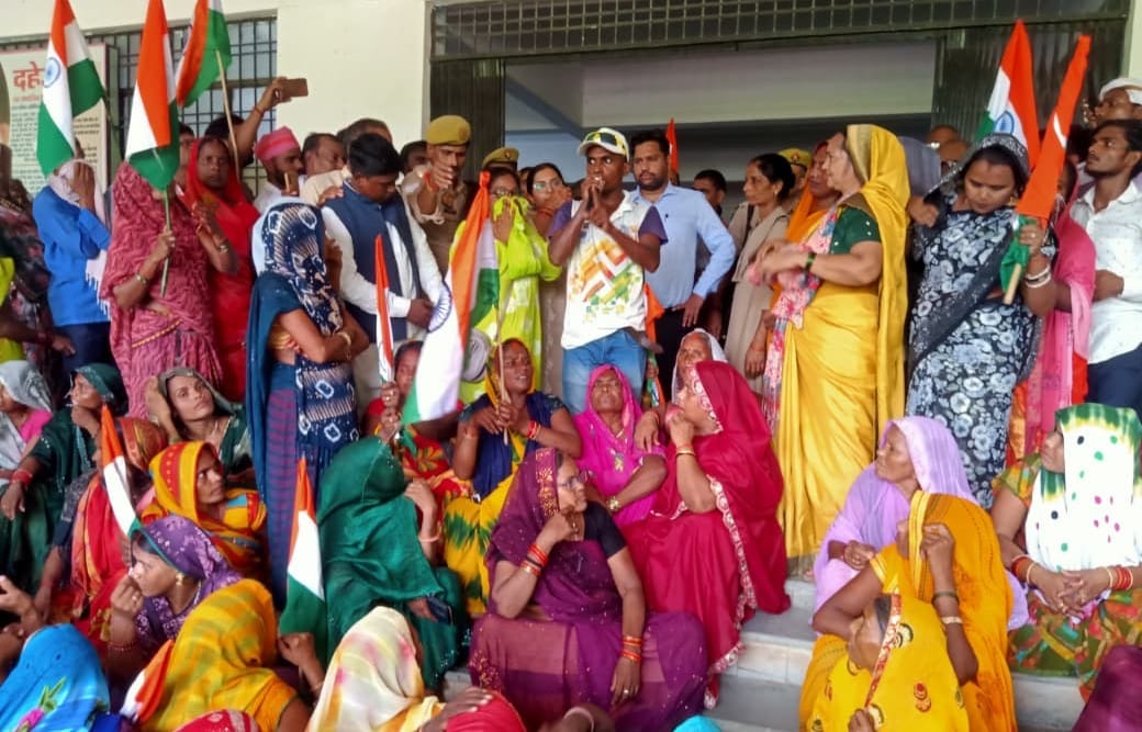 कलेक्ट्रेट पर औद्योगिक गलियारे का विरोध करते ग्रामीण एवं किसान। संवाद