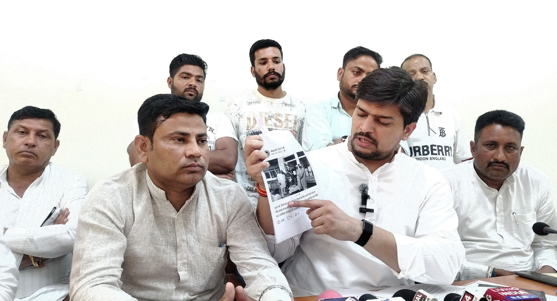 कलायत में पत्रकारों से रूबरू भाजपा युवा नेता तुषार ढांडा। संवाद