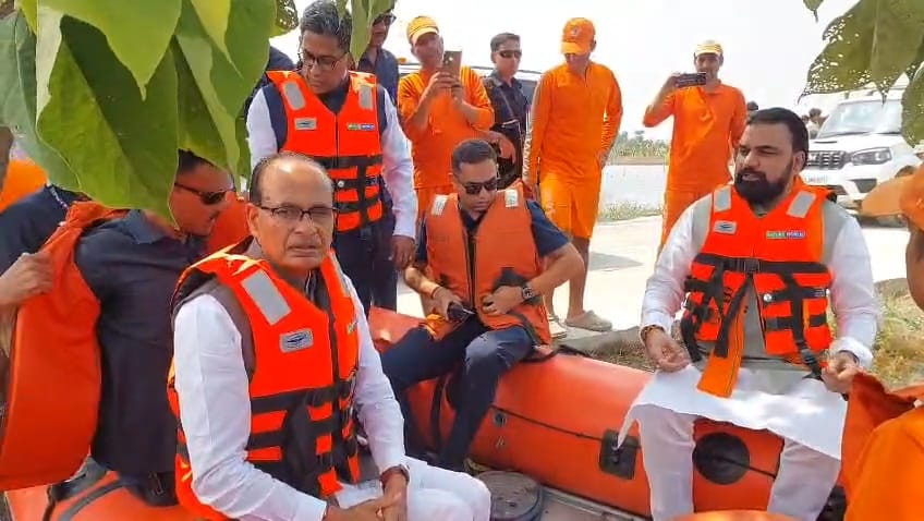 Bihar news Central Team Led by Union Minister Shivraj Singh Chouhan Visits Flood Hit Areas in Vaishali