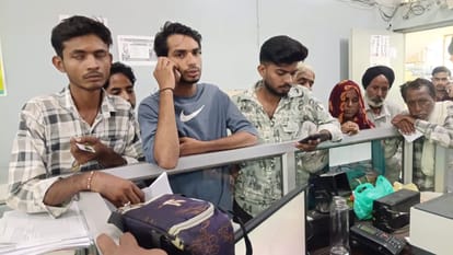 क्रीड विभाग में परिवार पहचान पत्र संबंधि कार्यों के लिए पहुृंचे नागरिक। संवाद