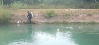 कुरुक्षेत्र। वरूण की तलाश में नरवाना ब्रांच नहर में तलाश के बाद निकलता अंबाला का गोताखोर पप्पू।