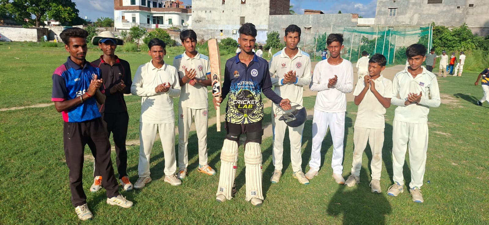 क्रिकेट मैच में शानदार बल्लेबाजी करने पर उत्सावर्धन करते साथी खिलाड़ी स्रोत आयोजक