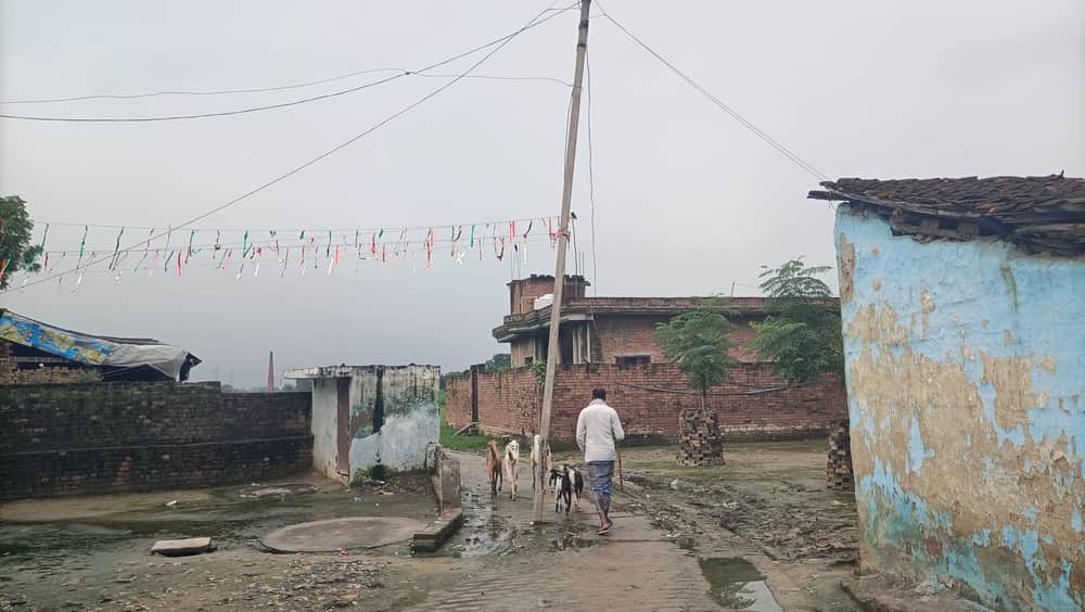 करमा। उभारी गांव में रास्ते में लगा हुआ बिजली का खंभा