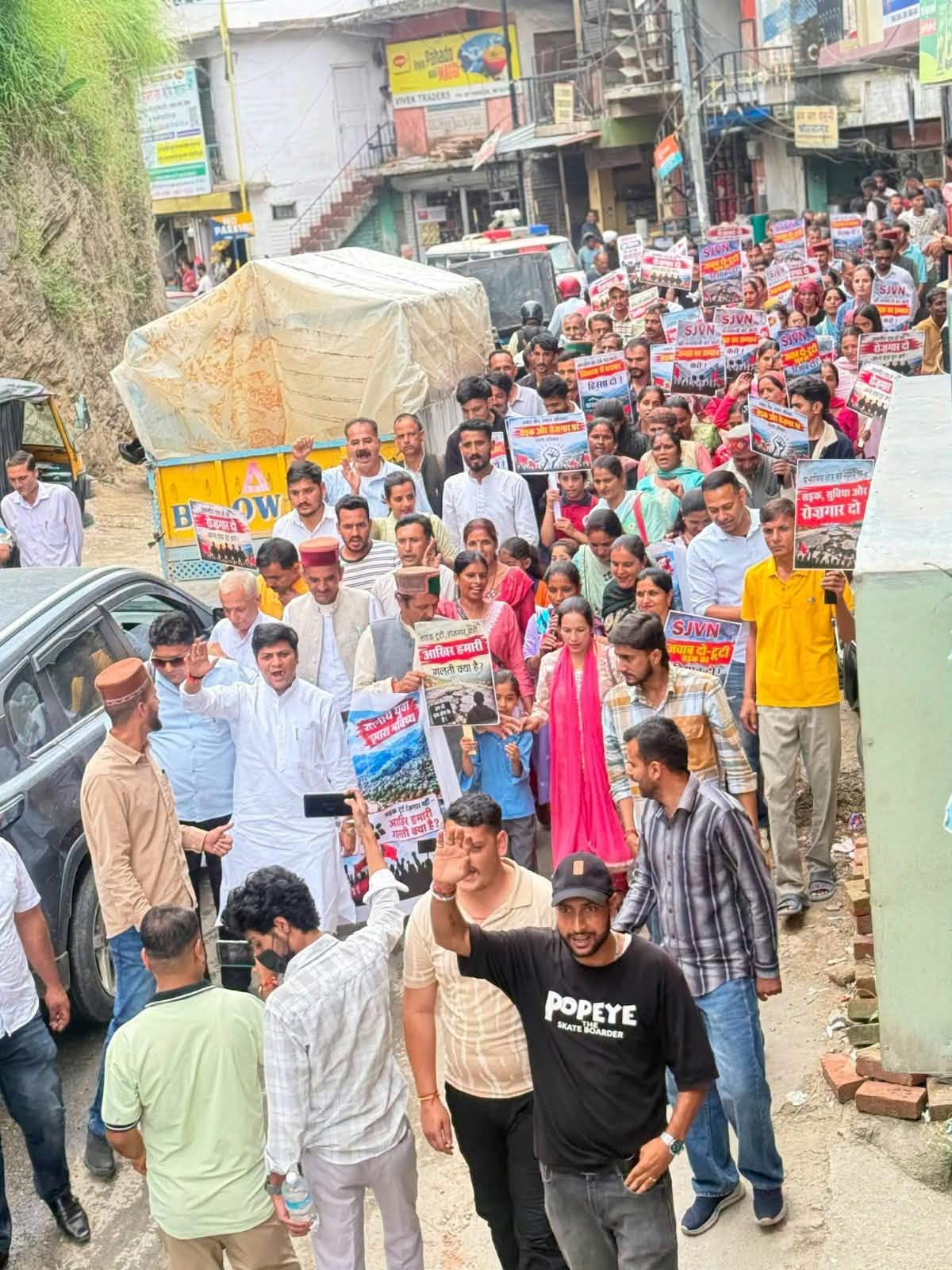 करसोग में रैली निकालते हुए ग्रामीण। स्रोत जागरूक पाठक