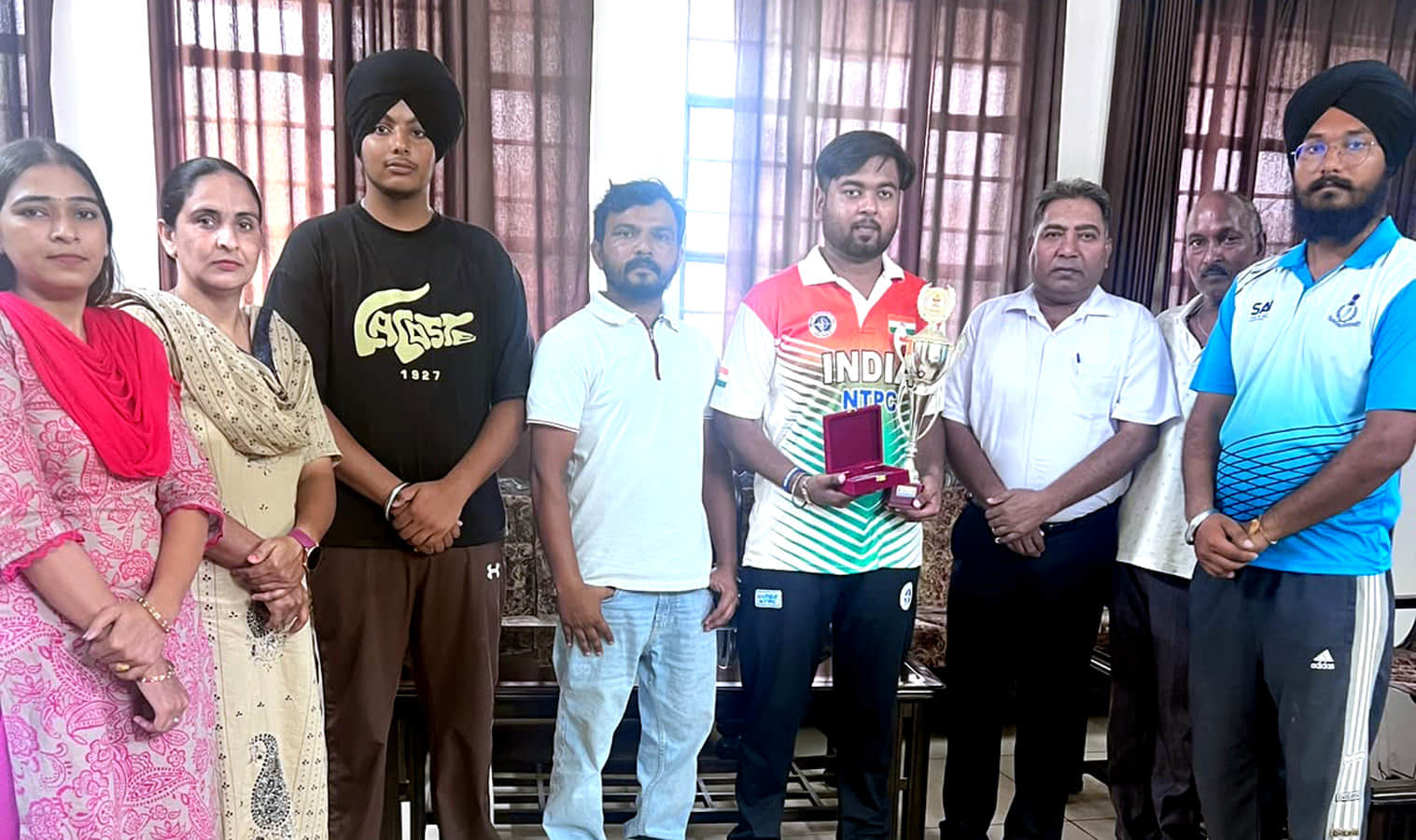 कांस्य पदक विजेता युगल को सम्मानित करते कॉलेज प्राचार्य डॉ. जसबीर सिंह व अन्य।