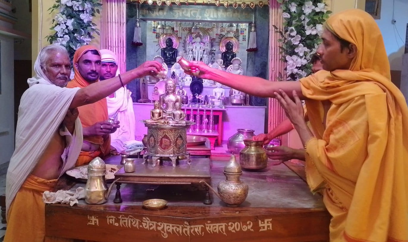 कटरा मेदनीगंज जैन मंदिर में पर्यूषण पर्व पर भगवान ऋषभनाथ का मस्तकाभिषेक करते श्रद्धालु। मीडिया