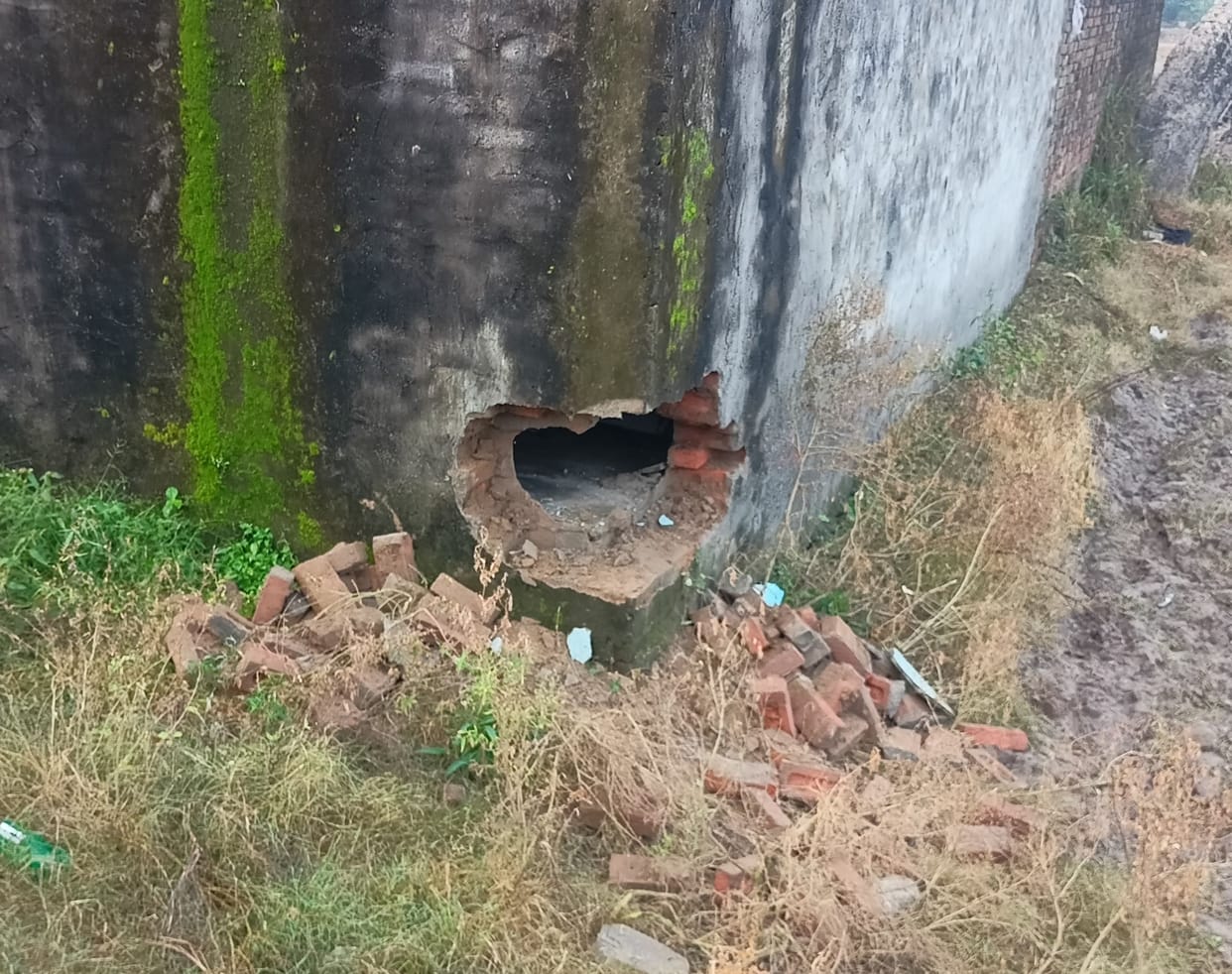 Theft worth lakhs from two houses in the Faizganj Behta area.