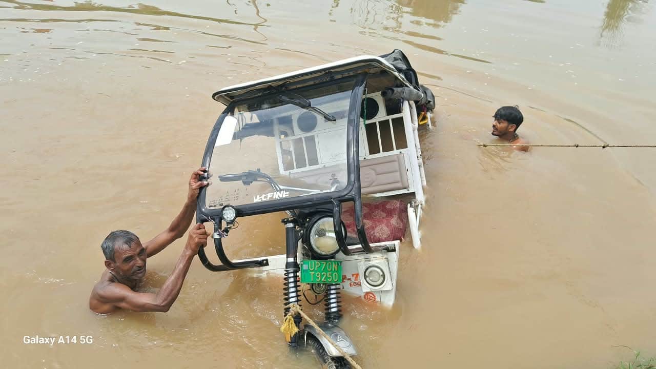 लालापुर के मनकामेश्वर धाम के पास नहर में पलटा ई रिक्शा