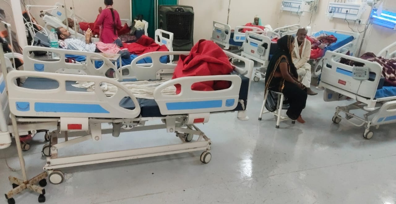 मेडिकल कालेज के आईसीयू में भर्ती मरीज व फर्श पर दिखती सिलन की स्थिति। - जागरूक पाठक