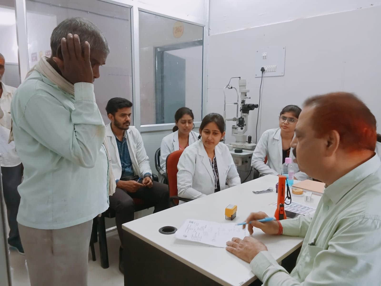 मंडलीय अस्पताल   के नेत्र विभाग में मरीज देखते डॉक्टर नंदलाल। संवाद