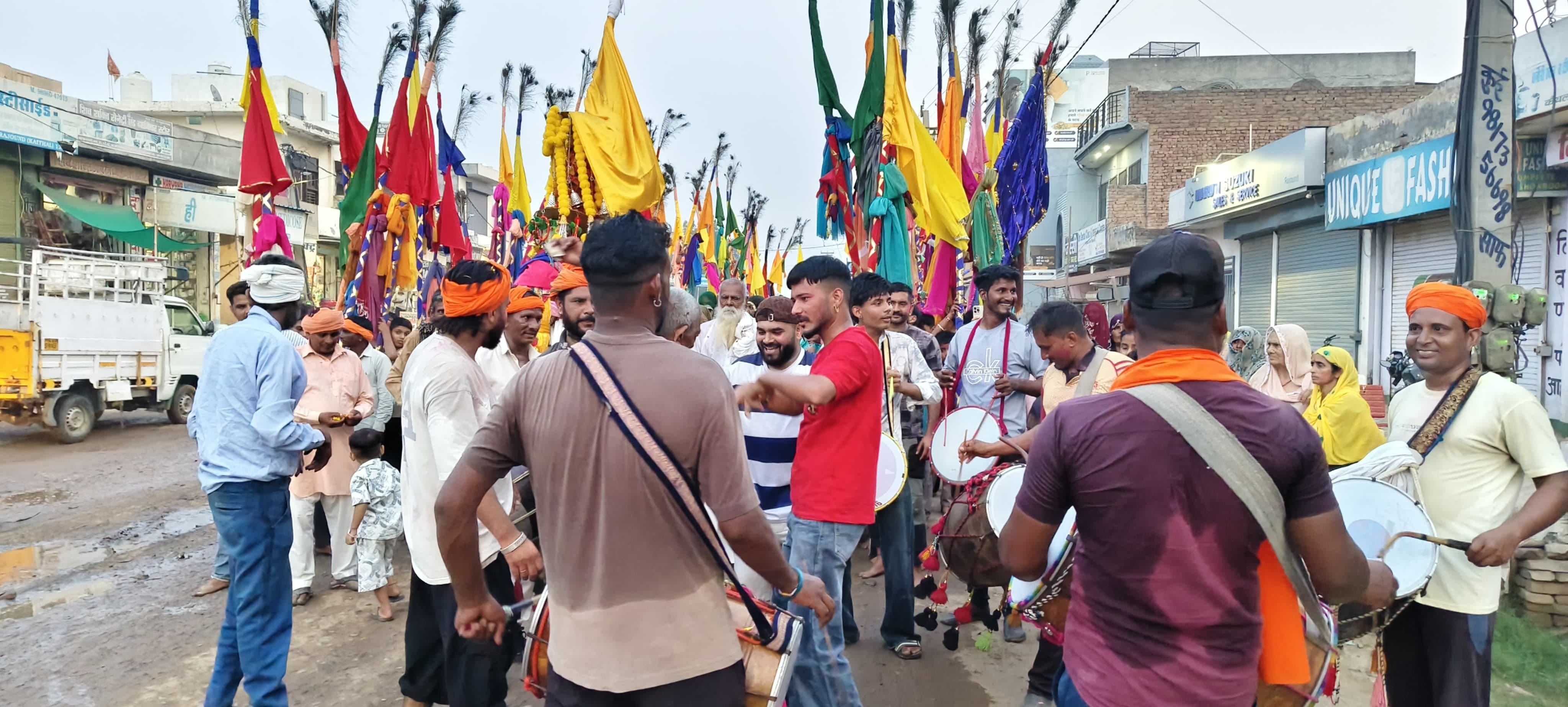 महाराणा प्रताप चौक पर छड़ियों के आगे नाचते हुए श्रद्धालु। श्रद्धालु।