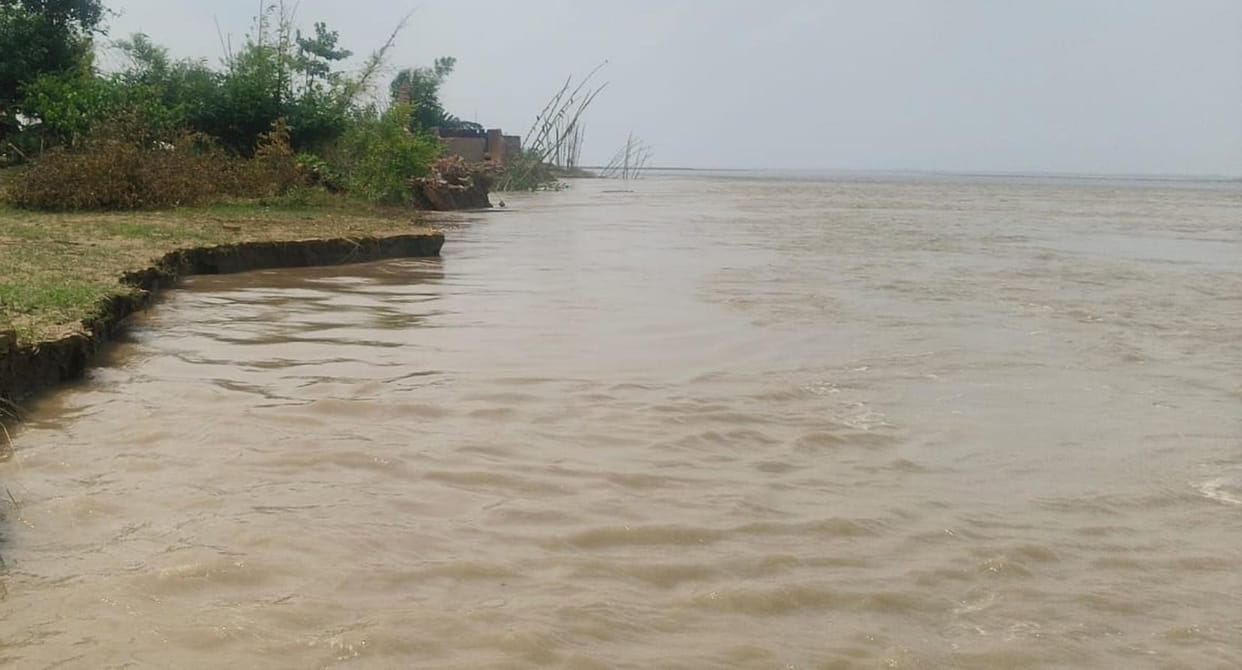 Saryu water level stabilizes near danger mark; anxiety mounts.