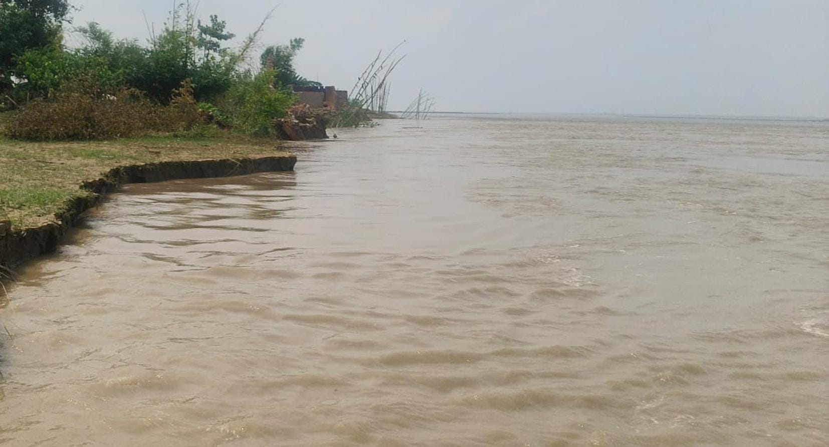 महसी में सरयू नदी का बढ़ रहा जलस्तर। 