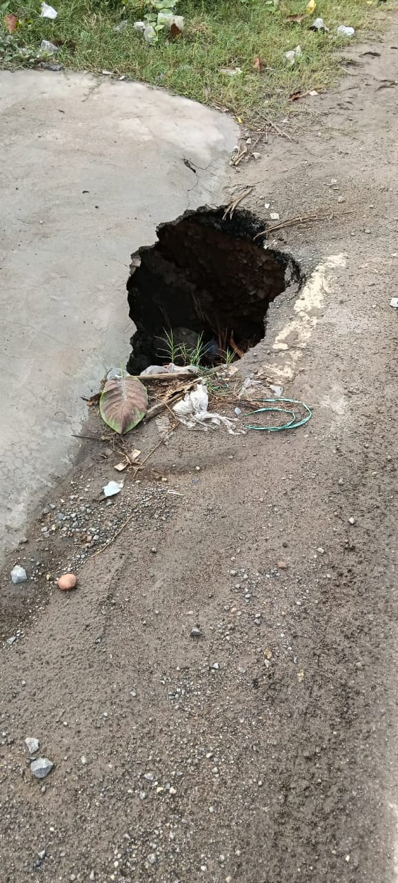 Pothole on the road near Mukhlispur Bridge