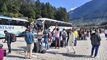मनाली में स्थित वोल्वो बसों में मनाली पहुंचे पर्यटक।-संवाद