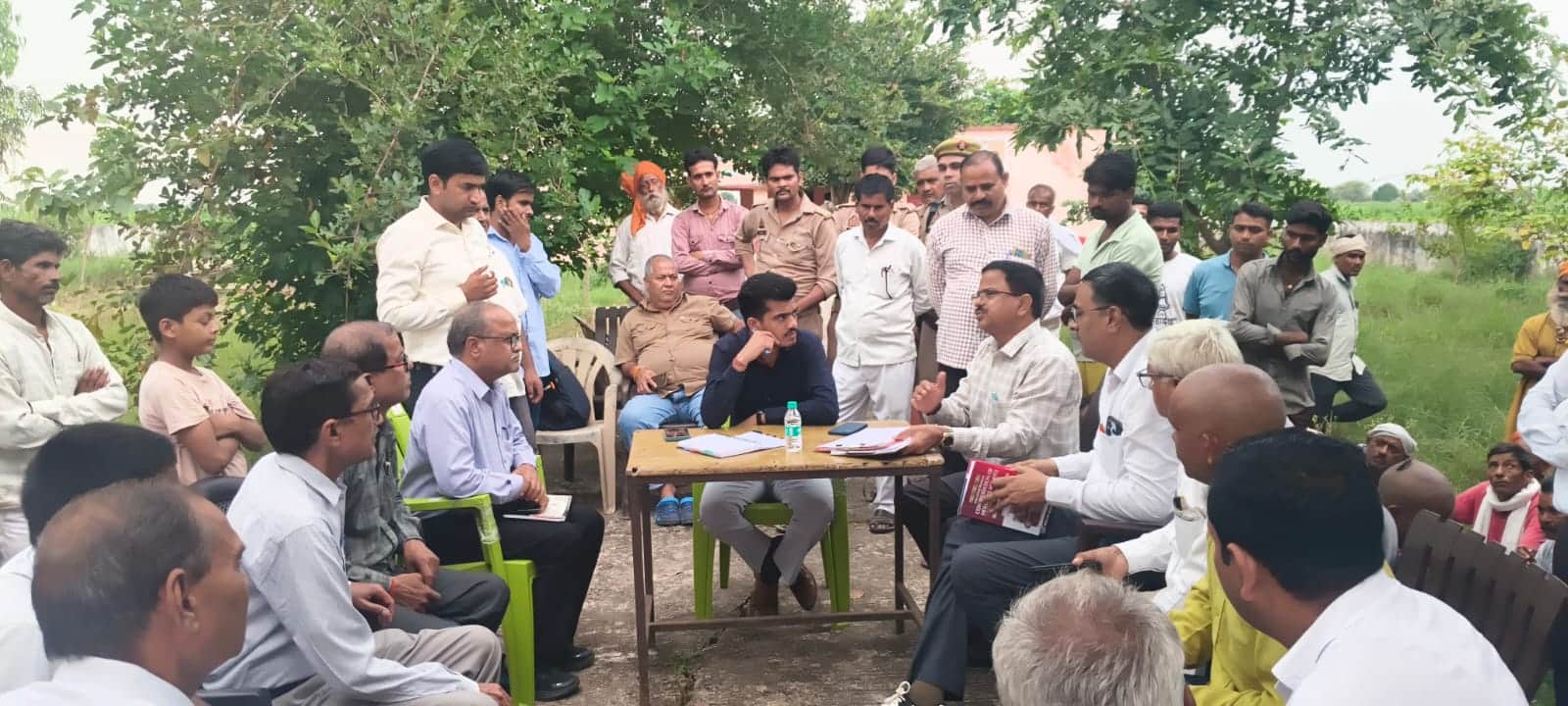 मतदान के दौरान मौजूद एसडीएम विनोद कुमार व अन्य अधिकारी। संवाद
