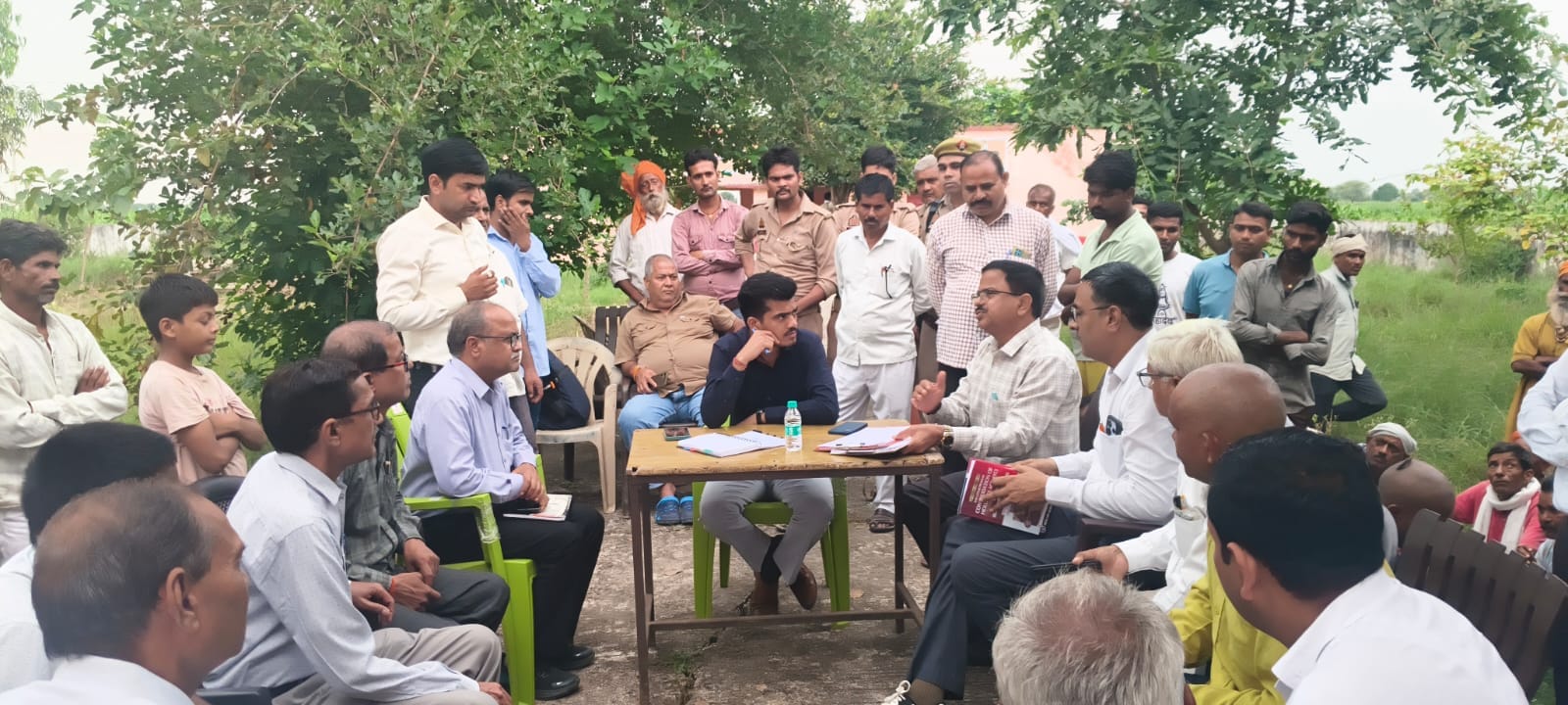 मतदान के दौरान मौजूद एसडीएम विनोद कुमार व अन्य अधिकारी। संवाद