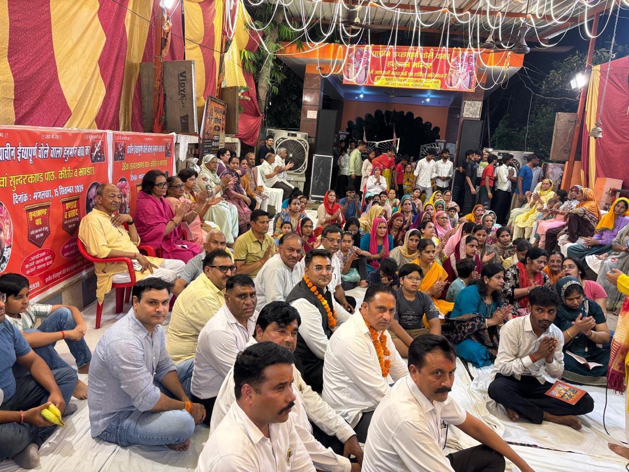 मंदिर में भजन सुनते श्रद्धालु। स्रोत : मंदिर
