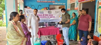 मधुबन के जूनियर हाई स्कूल पर कचरा पृथक्करण को समझाते कर्मचारी