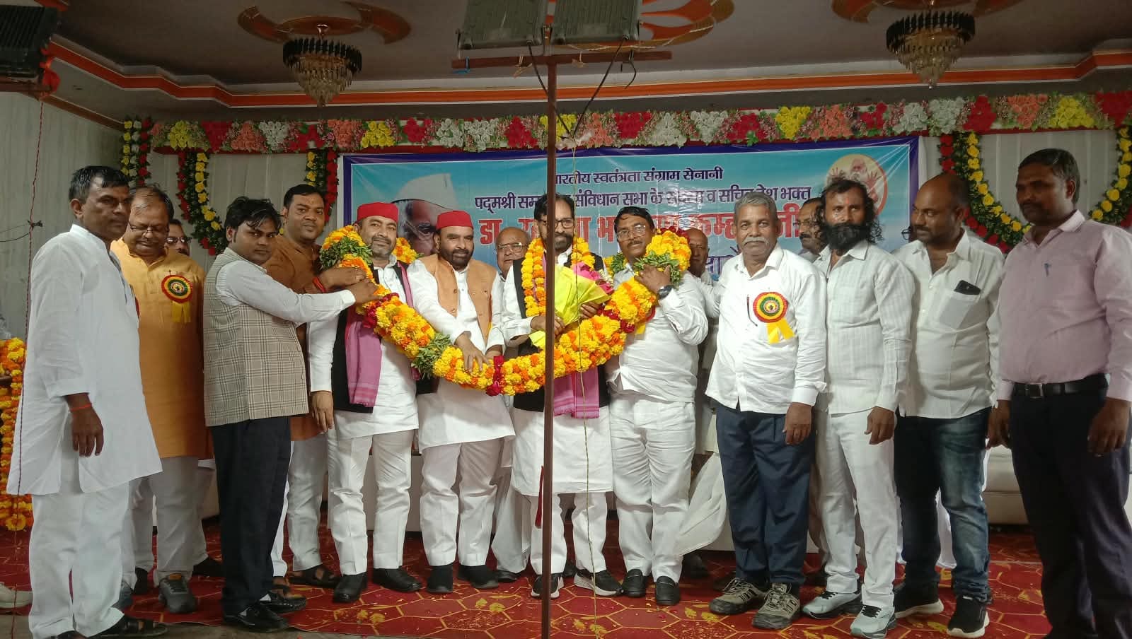 मड़ियाहूं नगर के एक मैरिज हॉल में पद्मश्री डॉक्टर रत्नप्पा कुम्हार की जयंती पर मंचासीन अतिथिगण।