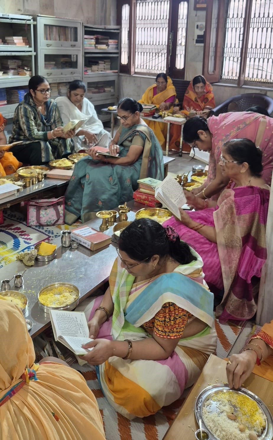 नगर के जैन मंदिर में शुरू हुए दशलक्षण महापर्व में शामिल जैन समाज की महिलाएं। संवाद