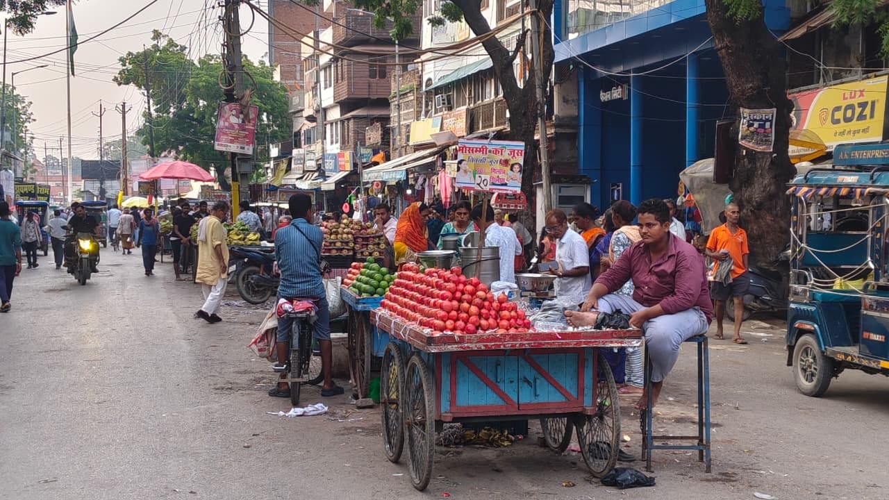 नगर के स्टेशन-चौक रोड के बीच में ठेले पर सजी फलों की दुकाने।संवाद