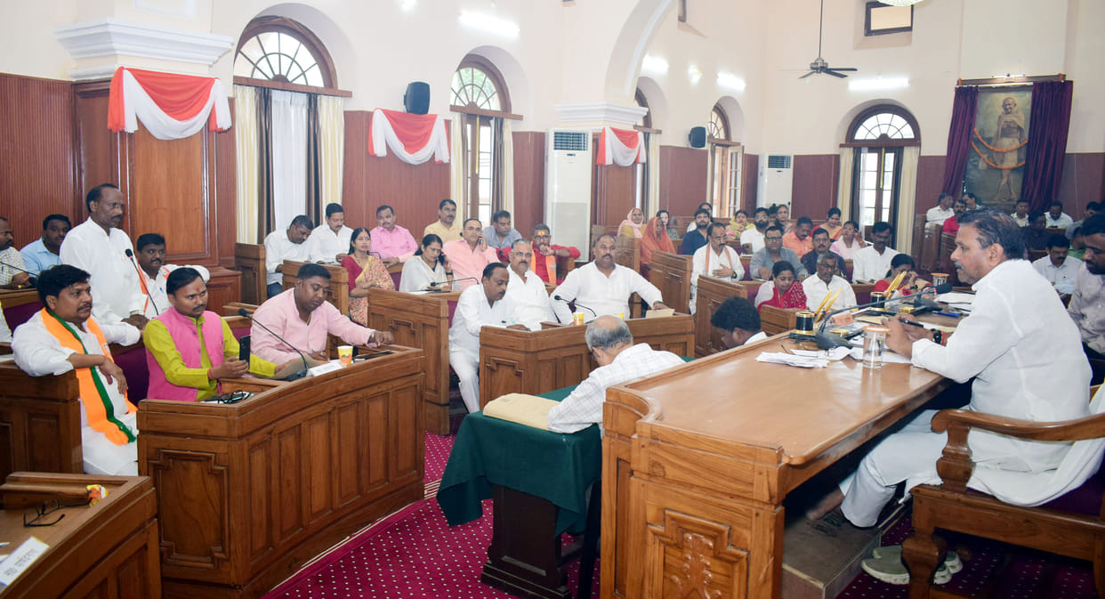 The Municipal Corporation will spend five crore rupees to secure its land.