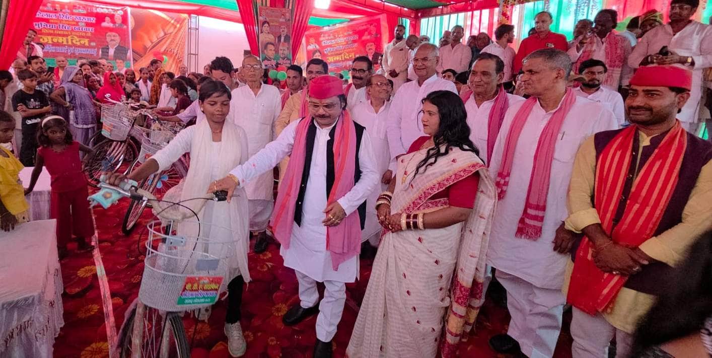 नौगढ़ में छात्राओं में सायकिल वितरित करते सपा सांसद छोटेलाल खरवार। संवाद