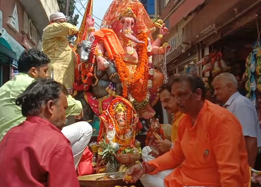 नाहन में श्रीगणेश उत्सव के अंतिम दिन शोभा यात्रा निकालते आयोजक। संवाद