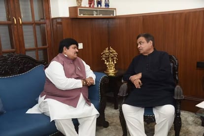 केंद्रीय मंत्री गडकरी से मुूलाकात करते सांसद फिरोजिया