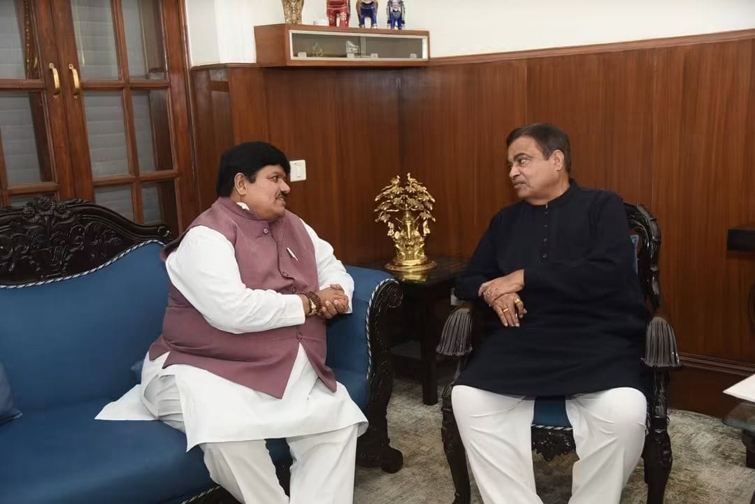 केंद्रीय मंत्री गडकरी से मुूलाकात करते सांसद फिरोजिया