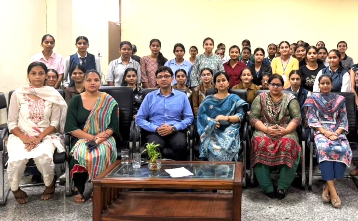 ऑनलाइन कार्यशाला के दौरान मौजूद मुख्य अतिथि, शिक्षिकाएं व छात्राएं। संस्थान