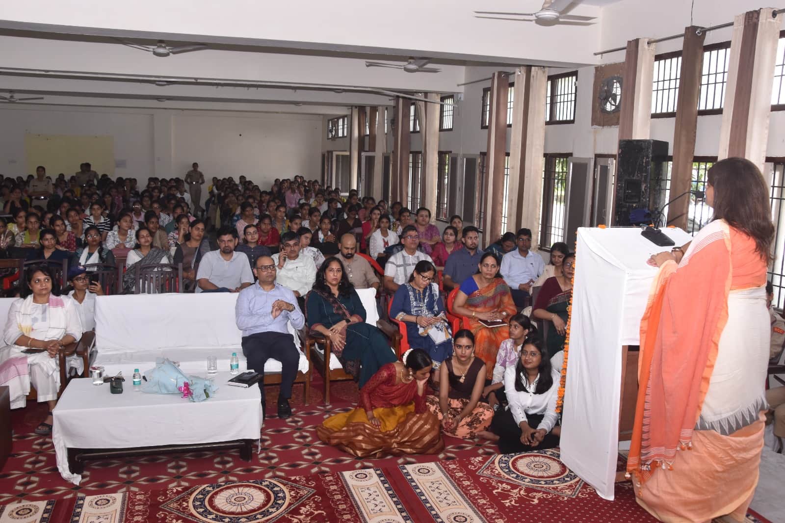 ओरिएंटेशन कार्यक्रम में बैठे शिक्षक व विद्यार्थी। स्रोत : कॉलेज