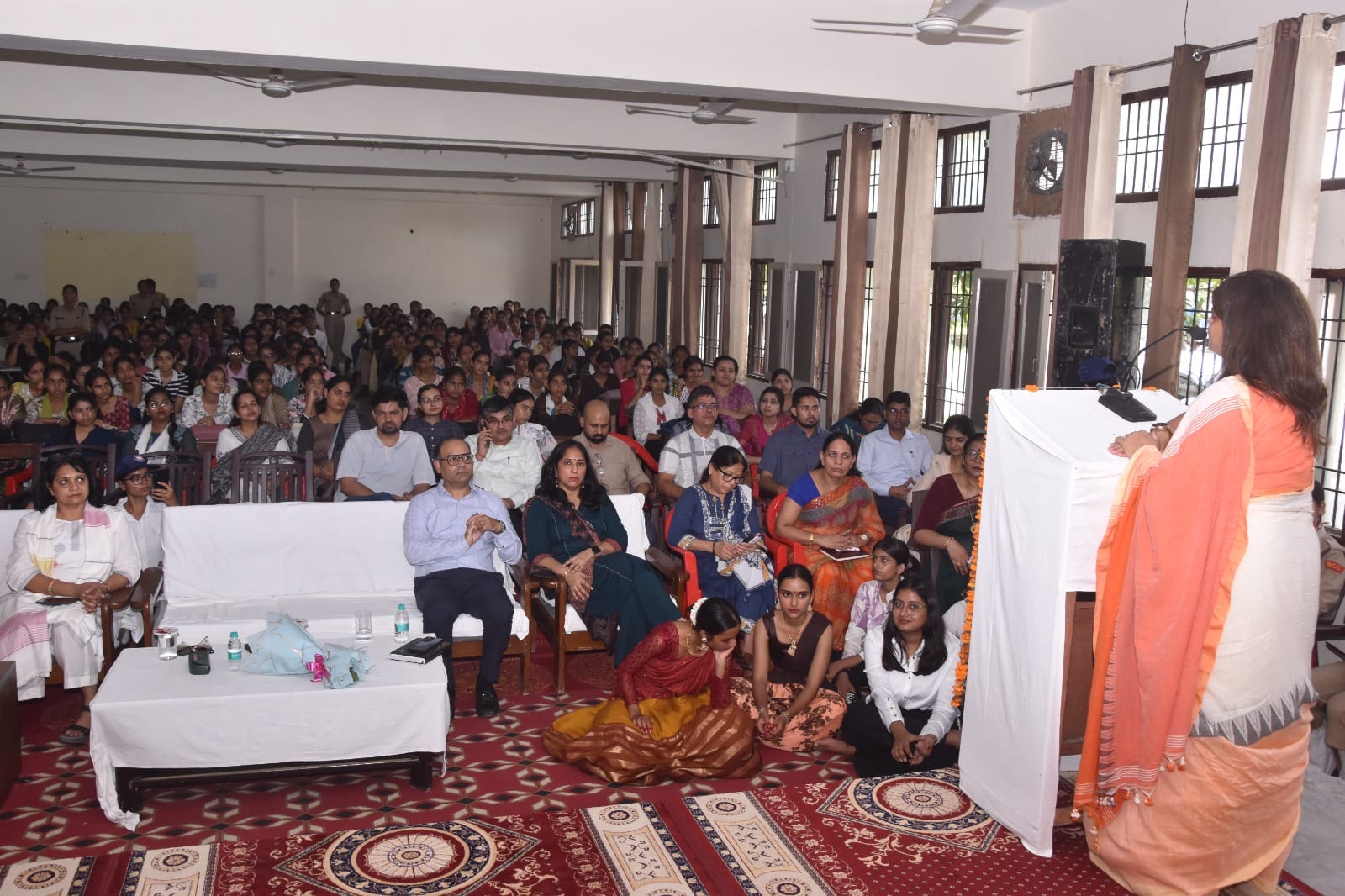 ओरिएंटेशन कार्यक्रम में बैठे शिक्षक व विद्यार्थी। स्रोत : कॉलेज