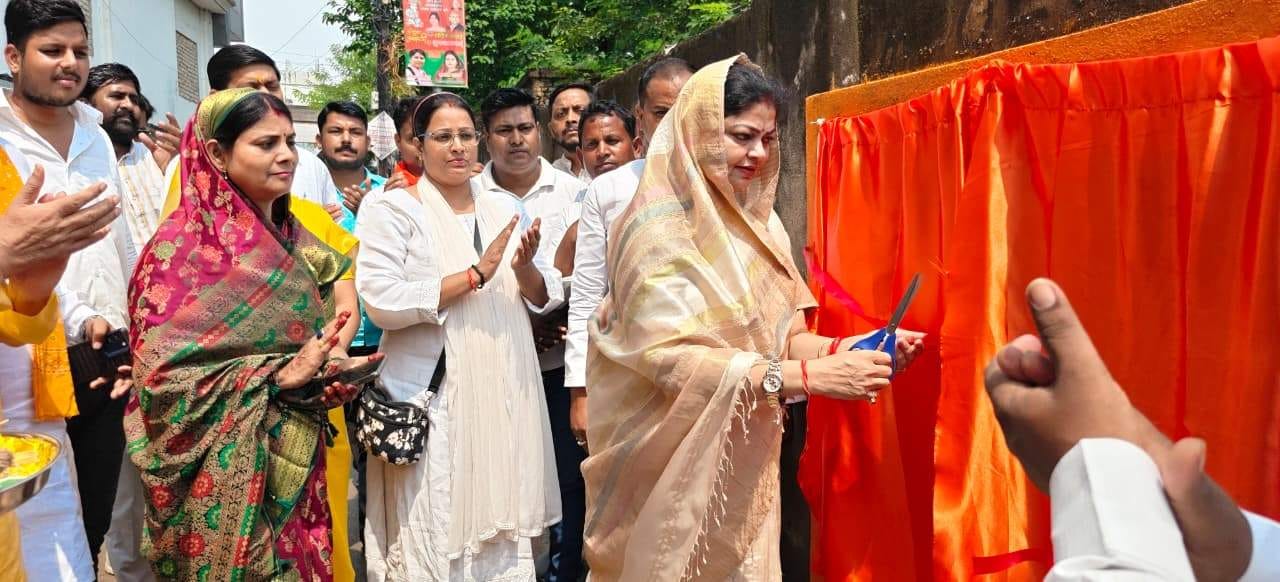 पीडीडीयू नगर के कैलाशपुरी में सड़क नाली मरम्मत कार्य का लोकार्पण करतीं राज्यसभा सांसद दर्शना सि