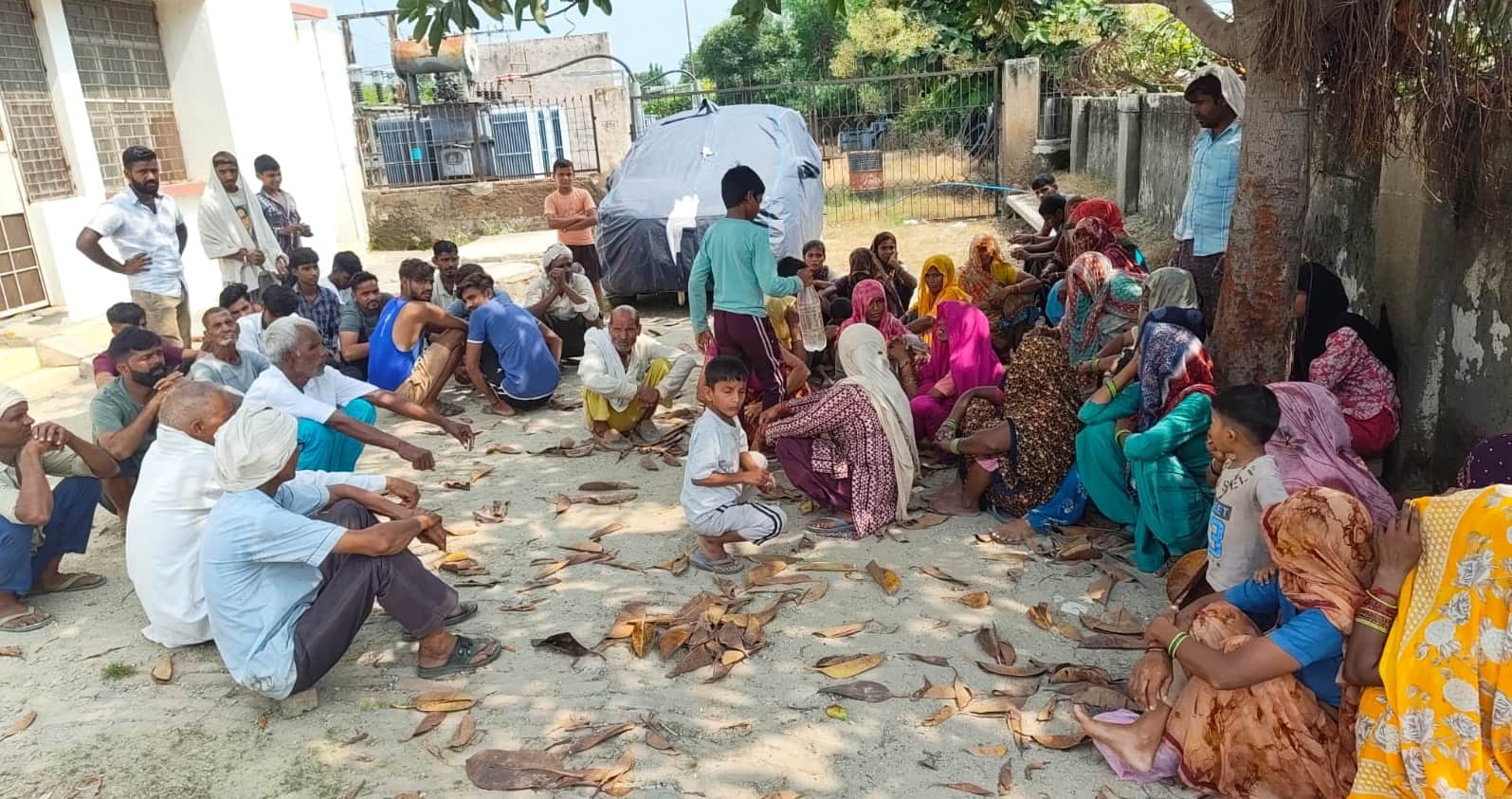 पहासू में बिजली घर पर धरना प्रदर्शन करते ग्रामीण। संवाद