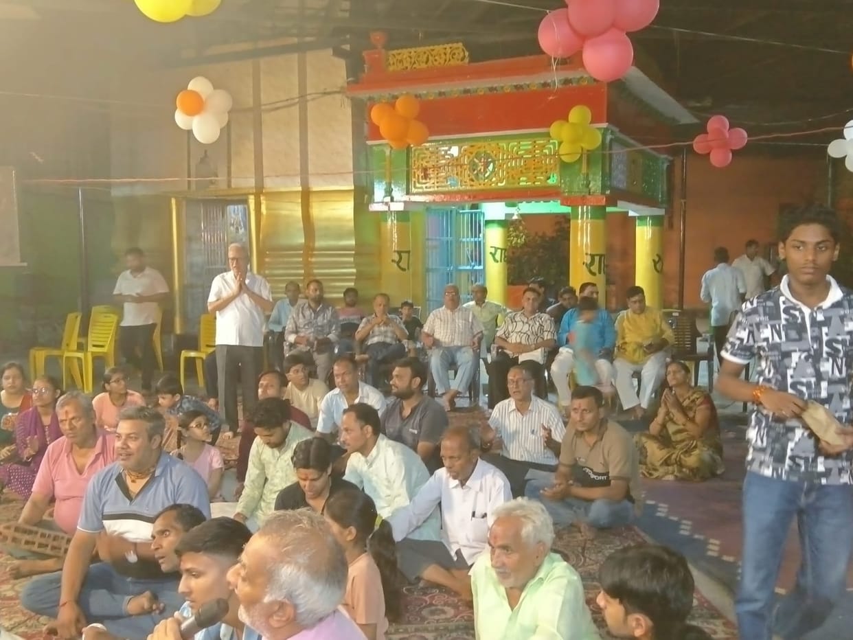 The atmosphere at the Thakurdwara temple became filled with devotion through Shri Krishna bhajans.