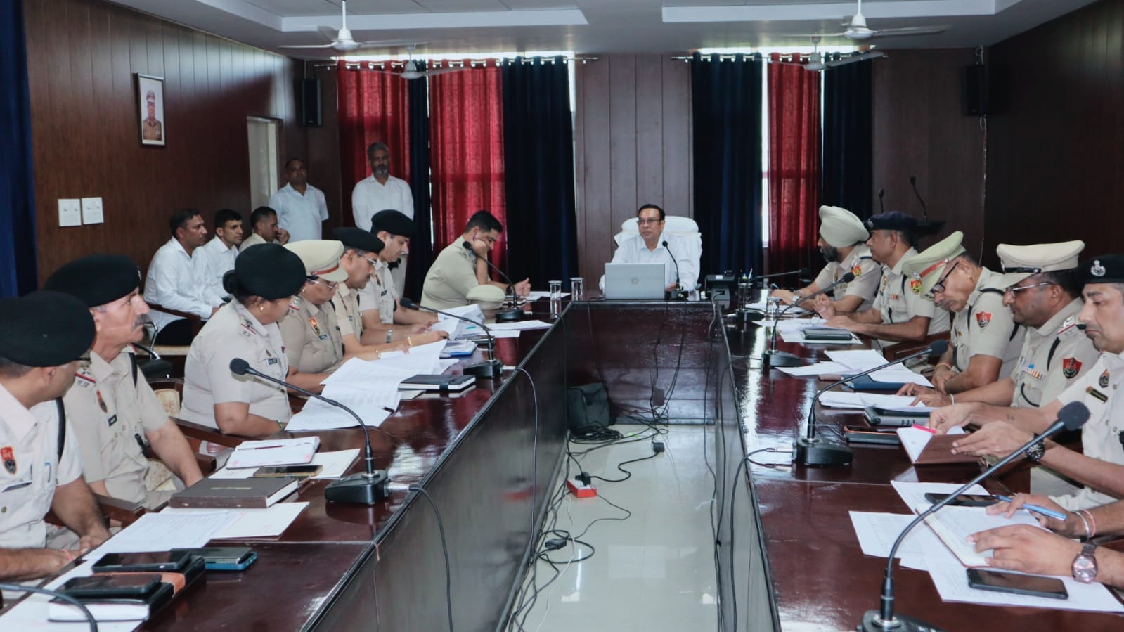 पुलिस लाइन में अपराध नियंत्रण की समीक्षा करते हिसार आईजी कुलदीप सिंह ।